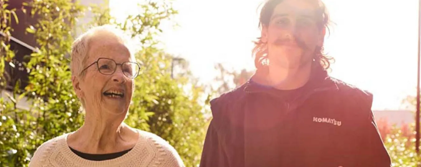 Image of renter smile and having conversation with the person helping while relocating 